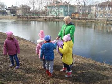 Экскурсия на водоемы города: убираем мусор.