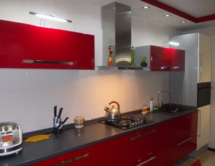 кухня в стиле хай-тек, красная кухня, кухня в воздухе, кухня со встроенной техникой