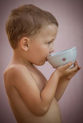 мальчик пьет чай из пиалы