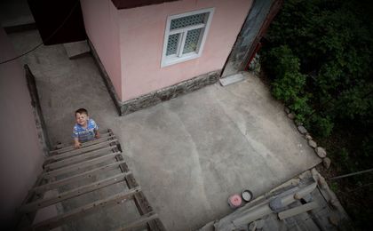 мальчик на приставной лестнице