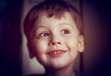 портрет улыбающегося мальчика, улыбка