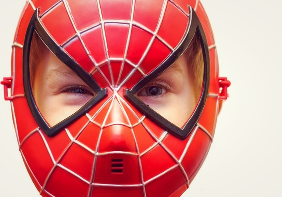 мальчик в маске человека-паука