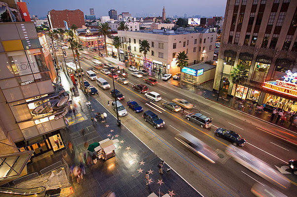 800px-Hollywood_boulevard_from_kodak_the